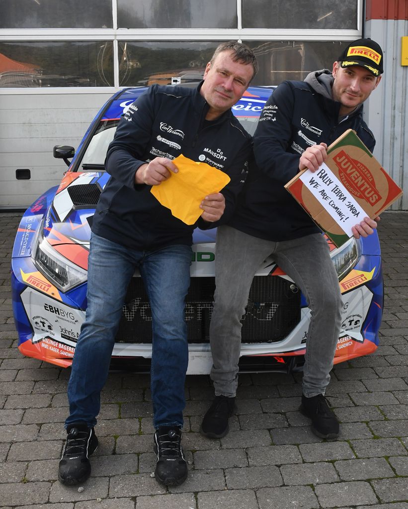 Simon Vallentin og Peter Egholm er klar til at læne sig ind i Sardiniens skarpe sving ved weekendens TER-finale Rally Terra Sarda
(Foto: Morten Dam)
